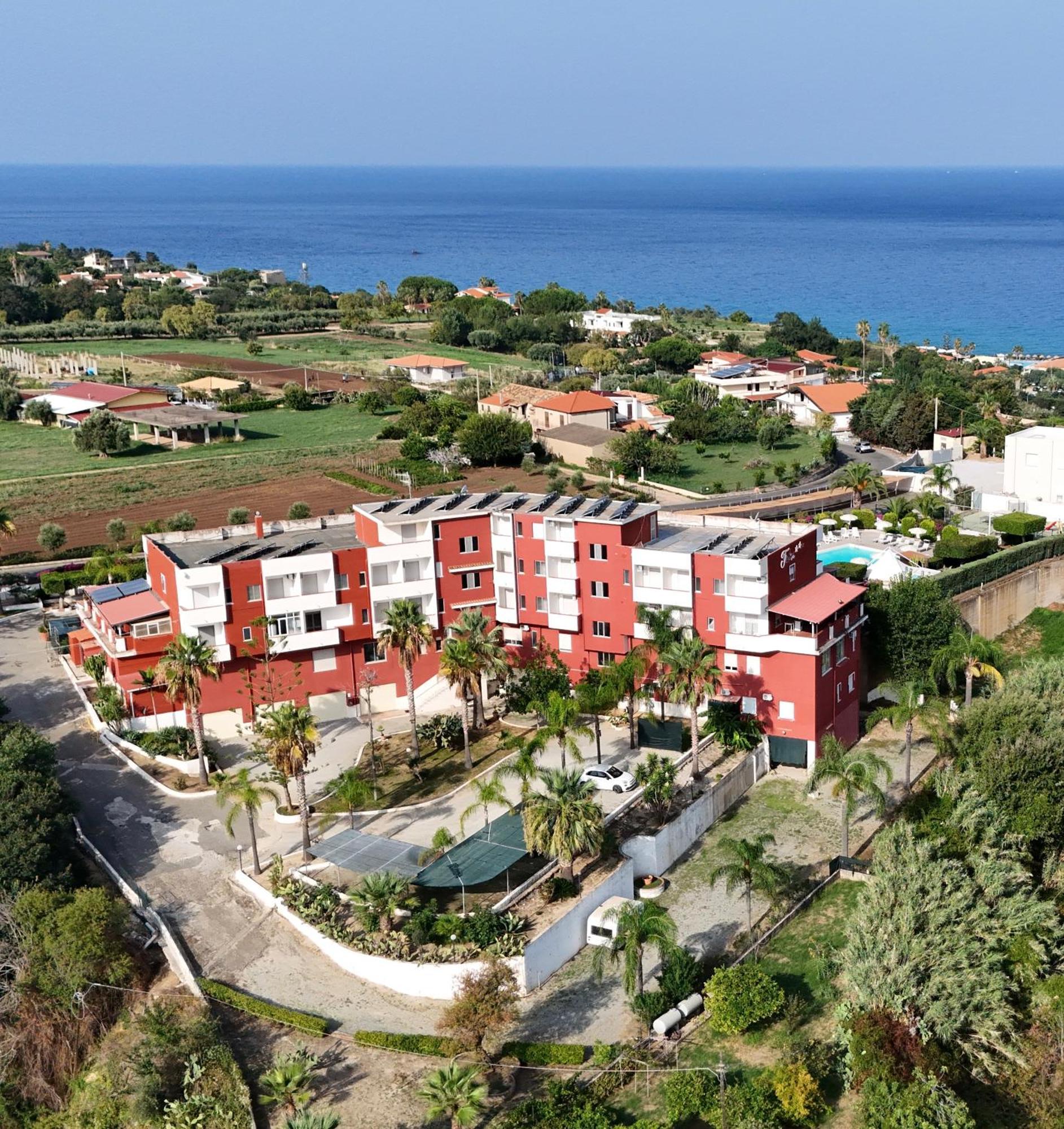 Residence Hotel Felix Ricadi Exteriör bild